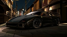 Черный Ferrari F40 в узком городском переулке